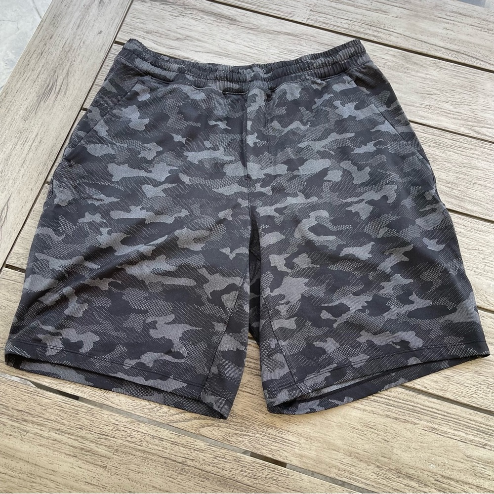 Lululemon Athletica Pace Breaker Camouflage Short 9” Mens Size Medium